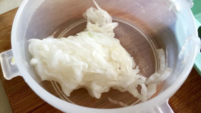 给黄瓜换个吃法➕蒜蓉白萝卜火腿黄瓜卷,白萝卜丝腌制后出水,挤去水分,备用