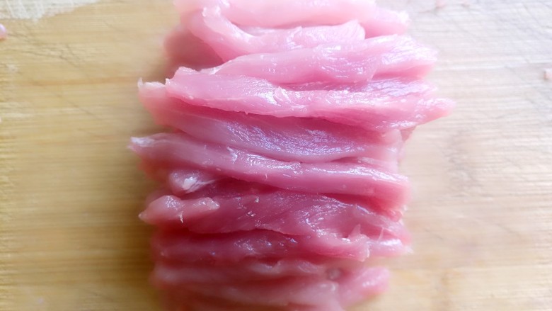 糖醋里脊一糖醋汁版,里脊肉去掉外面的筋膜,切成厚一些的片,再切成条。