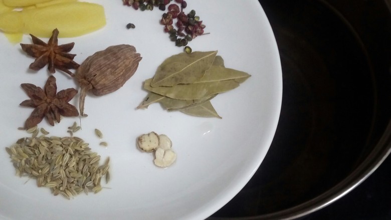 卤猪皮,锅里放半锅水,再倒入所有香辛料