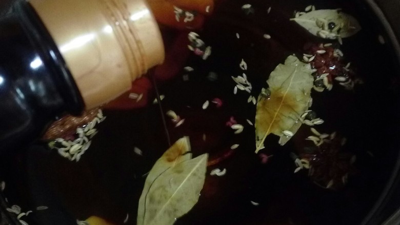 卤猪皮,倒入酱油,也可以放一点老抽上色更好看