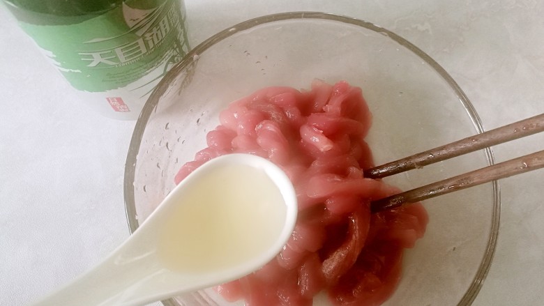 糖醋里脊一糖醋汁版,然后放啤洒搅拌至完全吸收后,再放十几分钟。