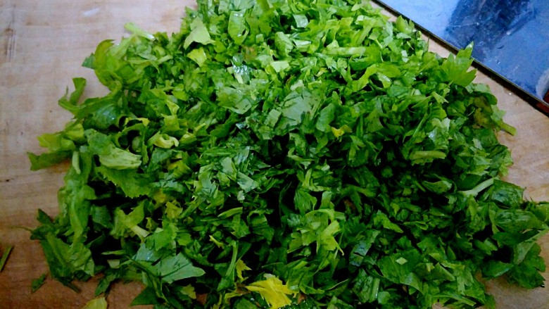 减脂降压芹菜叶玉米窝头,<a style='color:red;display:inline-block;' href='/shicai/ 2786'>芹菜叶</a>洗干净以后,切碎