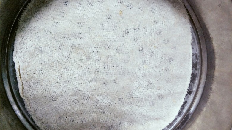 减脂降压芹菜叶玉米窝头,锅内放水,放入湿的屉布