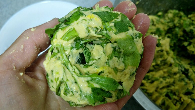 减脂降压芹菜叶玉米窝头,大拇指在窝头底部也弄一个小小的圆锥形,这样容易熟