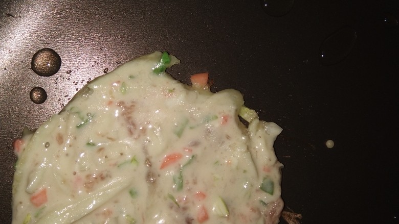 茄子丝肉沫软饼,开中火平底锅擦一层油，放一小勺糊，不要太厚，太厚不易熟