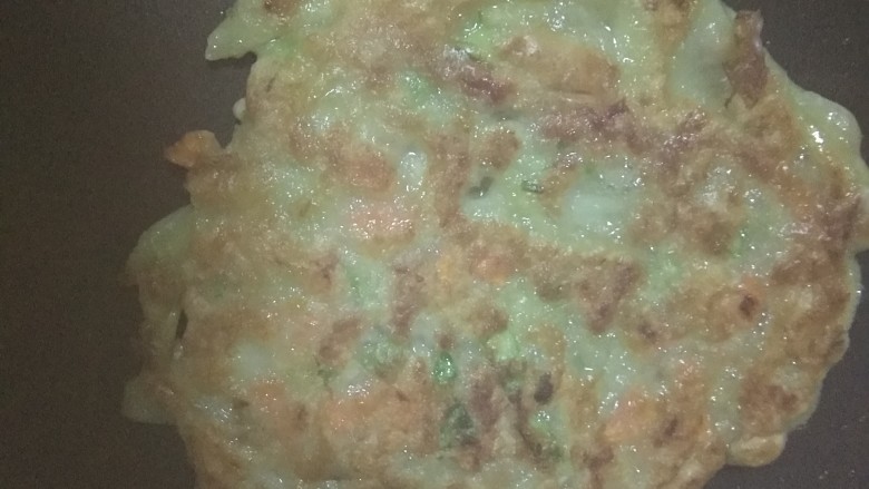 茄子丝肉沫软饼,等一面金黄色翻过来继续煎，加点油，改小火
