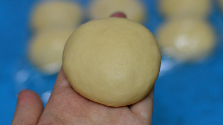 金枪鱼餐包,捏紧,揉圆