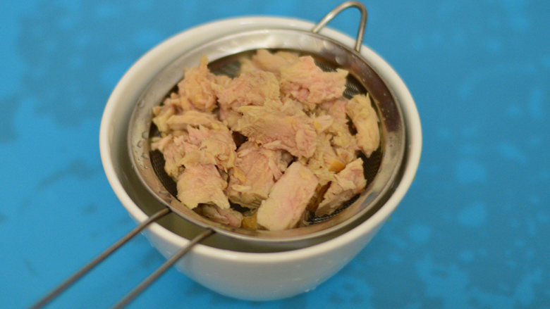金枪鱼餐包,将金枪鱼肉取出,滤去油份和汤汁