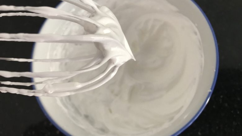 双色蛋白糖,直到打发蛋白拔小尖状态即可
不可打发过头,否则成品粗糙且易收缩蹋扁