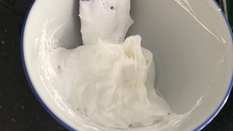 双色蛋白糖,打发好的蛋清分开2份,一份留碗里