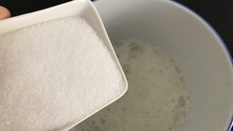 双色蛋白糖,打发至鱼泡眼时加入第一次糖(注:糖分三次加入哈)