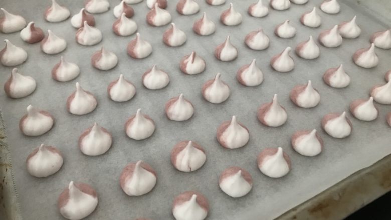 双色蛋白糖,再裱进烤盘里,送入烤箱中下层上下火约85度烤40分钟即可