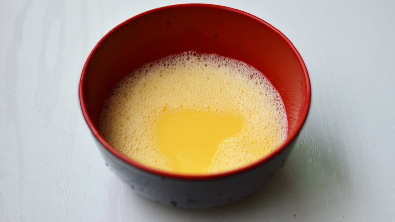 花蛤蒸蛋,<a style='color:red;display:inline-block;' href='/shicai/ 9'>鸡蛋</a>打撒,加入150克温水搅匀