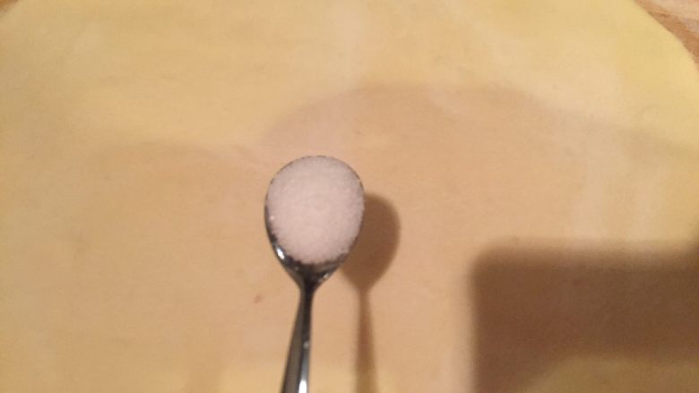 百吃不厌的虾皮葱油饼,擀成面皮,加适量盐。