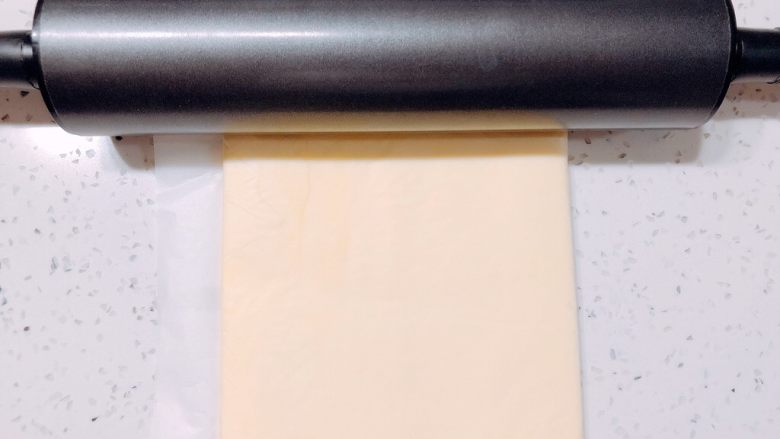 美味脏脏包,把开酥用黄油放入上面盖一张油纸,用擀面杖轻敲让其混合,沿着铅笔印把它折叠起来,在用擀面杖擀平,放入冷冻室冷冻。
