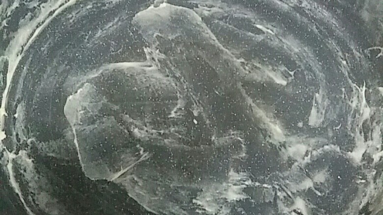 雪花酥,图片漏了没有加入干果的照片 奶粉翻拌均匀加入干果饼干果干 在锅里翻拌 尽量裹入棉花糖液体 拿出不粘烤盘 准备整形 锅子里棉花糖刮不干净就再给小火加热一下 尽量弄干净