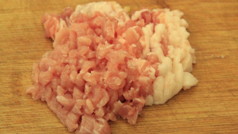 肉末米豆腐,#厨房技巧#
快速剁肉末~类似图片再横着切好,也不要切断
另外一面重复操作即可