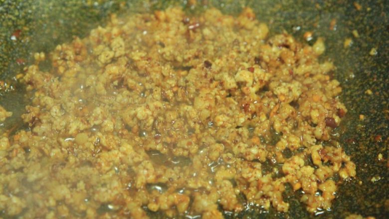 肉末米豆腐,将肉末炒散,ps:用这个方法剁的肉末还挺细的吧!