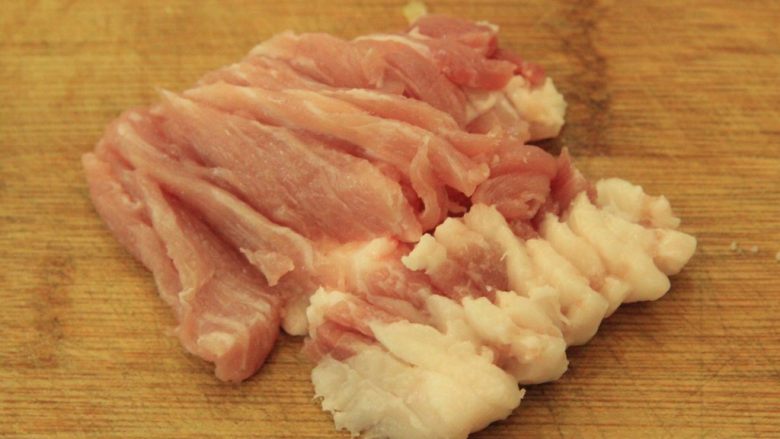 肉末米豆腐,#厨房技巧#
快速剁肉末~类似图片竖着切好,不要切断