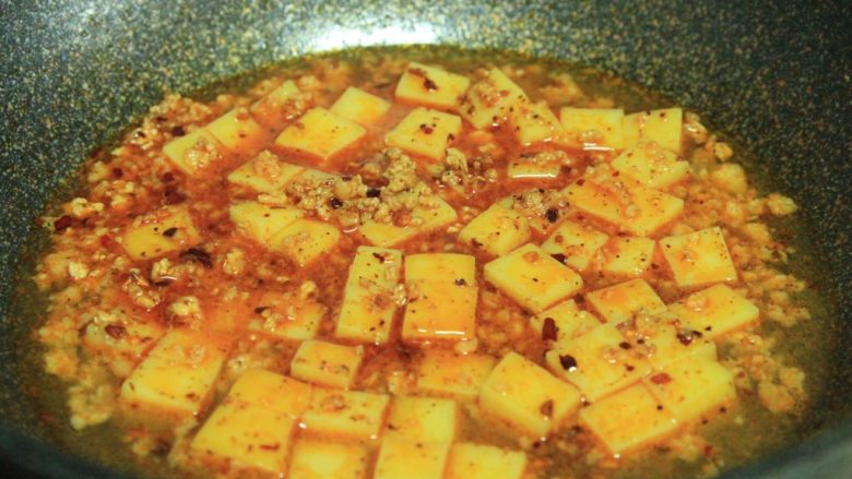 肉末米豆腐,加入清水,大概平齐米豆腐