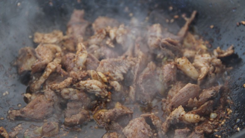 孜然蒜香炒牛肉,中火,炒至牛肉熟了