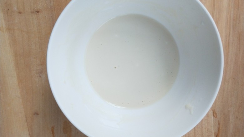 复刻街头美食~网厨第一个肉蛋堡,静置半小时~40分钟,面糊不能太稠也不能太稀,提起刮刀时,面糊会自然往下流淌最好。