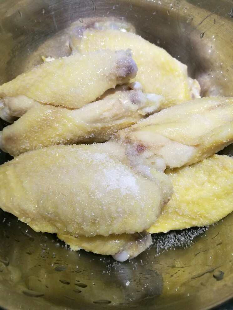 香炸鸡中翅,加入适量食盐,拌均匀,腌制20分钟。