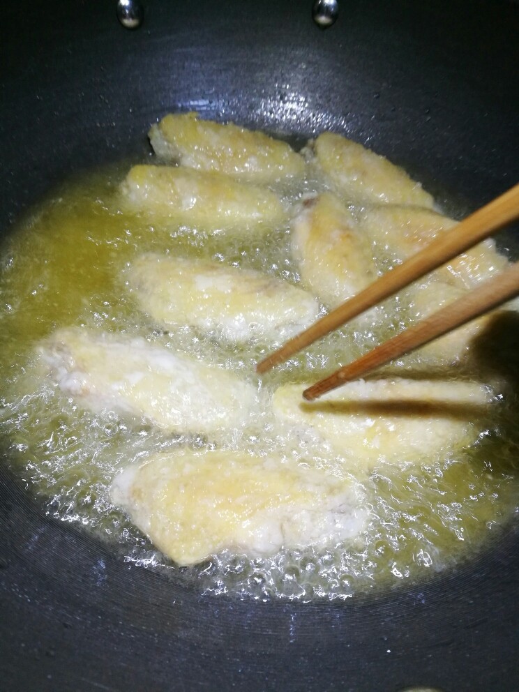 香炸鸡中翅,大概炸制5~6分钟。
