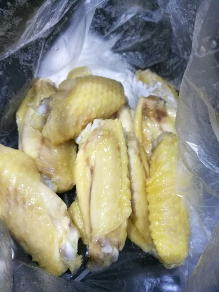 香炸鸡中翅,哈哈,十只鸡翅都装进去。我家姑娘还嫌少了。