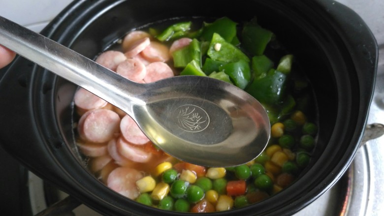 煲仔饭,上火煮,砂锅边淋一圈食用油