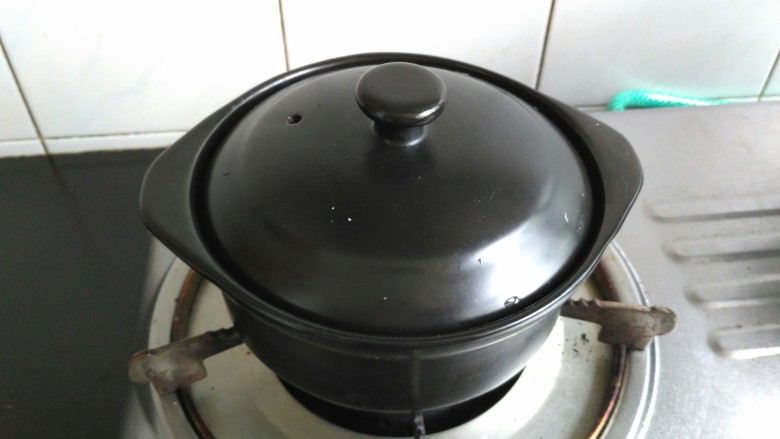 煲仔饭,盖上锅盖,中小火焖煮10分钟