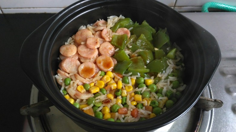 煲仔饭,倒入米上,再焖煮两分钟即可关火