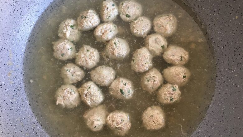 肉丸茼蒿汤,将肉沫做成圆球状后轻轻放入烧开的水中待之浮出水面就表明可以出锅了然后将肉圆捞出,汤留在锅里