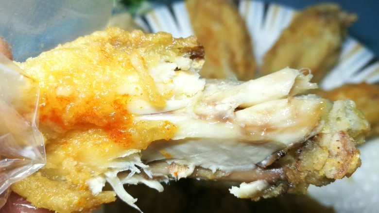 香炸鸡中翅,你不咬,悦妈可要咬了哈。好好吃,皮酥脆,肉香嫩!关键是容易做。