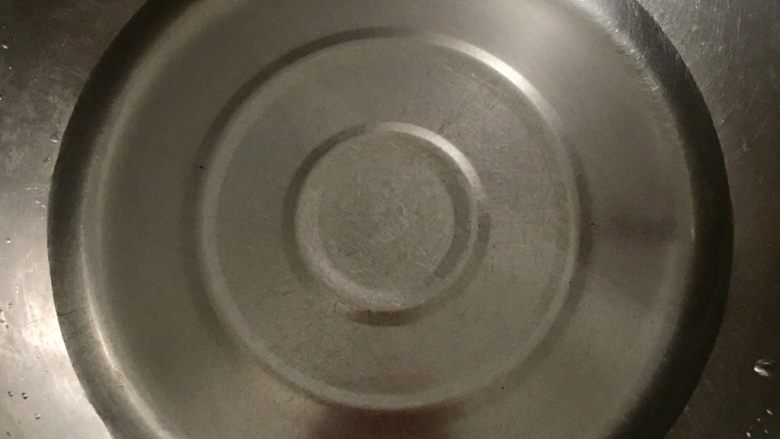 韭菜鸡蛋粉条馅饼,温开水少量,100ml左右,面和软和一点,吃起来口感更好。
