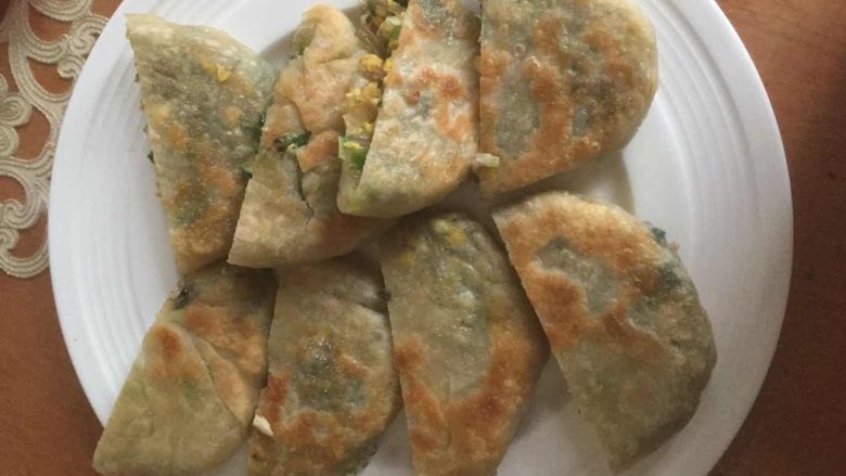 韭菜鸡蛋粉条馅饼,盛出,香喷喷的馅饼做好了。