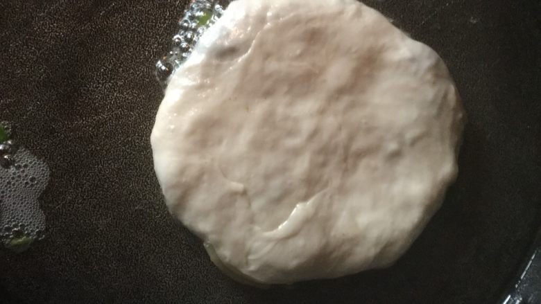 韭菜鸡蛋粉条馅饼,电饼铛加少许食用油,包好的馅饼用手轻轻的、均匀的压