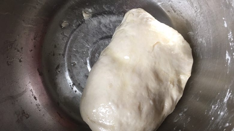 韭菜鸡蛋粉条馅饼,去掉筷子,再用手和面,面揉光滑之后,再加入少许食用油,盖好,备用。