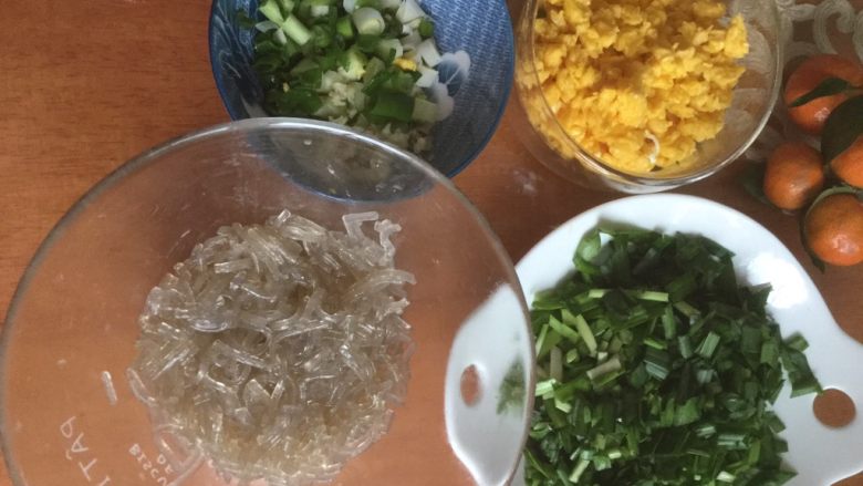 韭菜鸡蛋粉条馅饼,葱姜切段切末备用,食材准备好