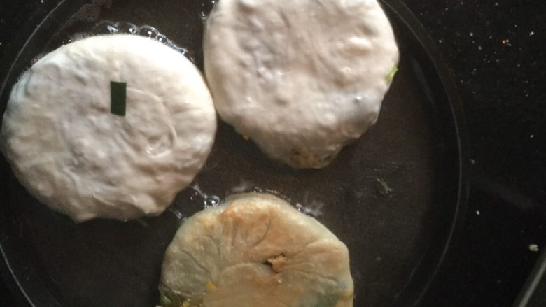 韭菜鸡蛋粉条馅饼,同样步骤,直到双面焦黄。
