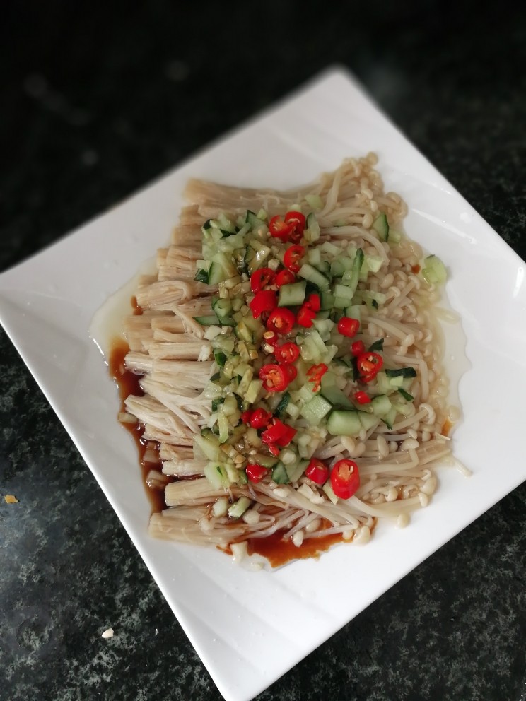蒜蓉金针菇,撒上少许盐,淋上2勺<a style='color:red;display:inline-block;' href='/shicai/ 135409'>蒸鱼酱油</a>