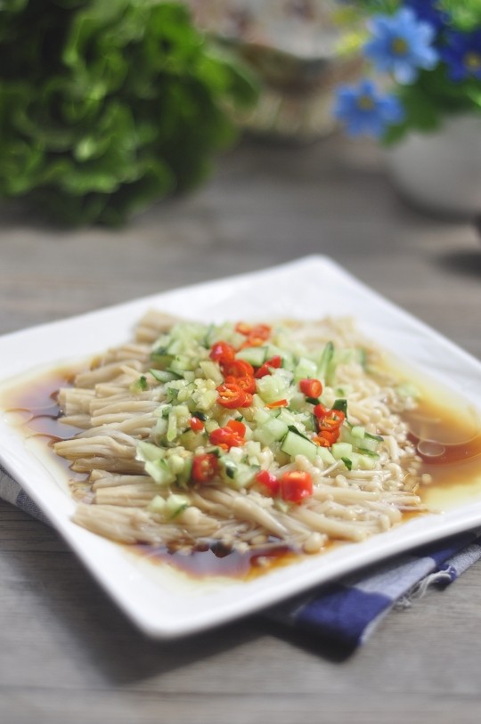 蒜蓉金针菇,上桌食用