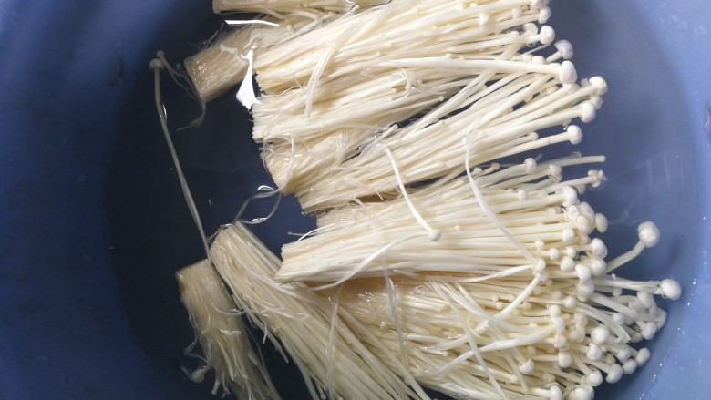 蒜蓉金针菇,摘开,清洗干净
