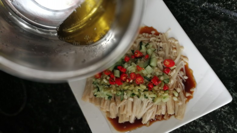 蒜蓉金针菇,马上浇上去,嗞啦嗞啦地响