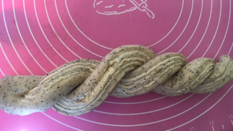 奶酪系列之:杏仁红茶奶酪卷,切口向上,交叉编起来