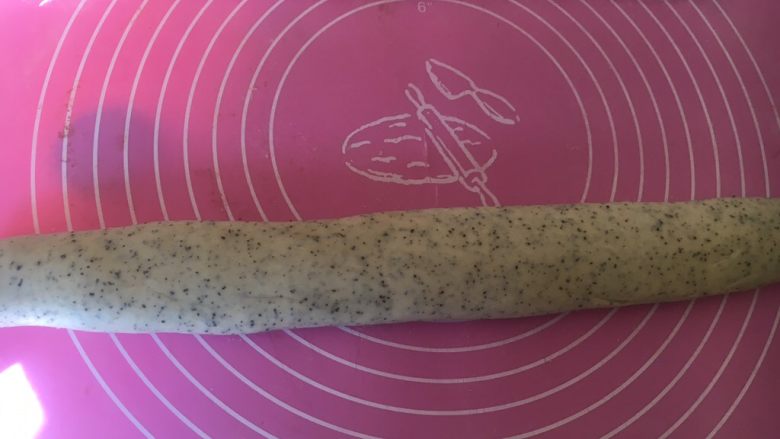奶酪系列之:杏仁红茶奶酪卷,稍微按扁面团