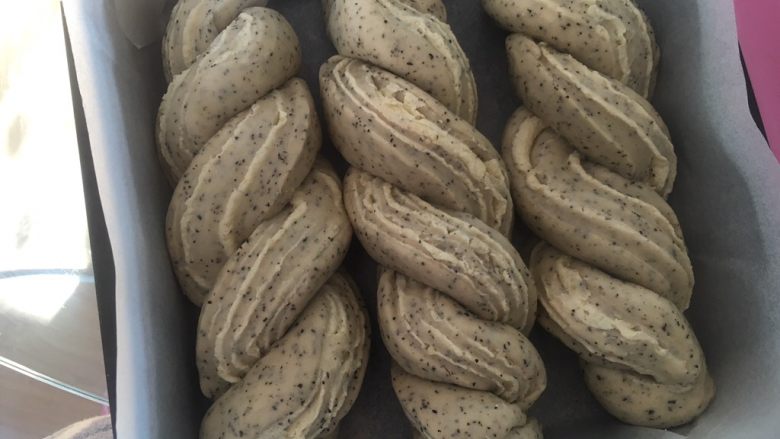 奶酪系列之:杏仁红茶奶酪卷,分别编好码在烤盘里
