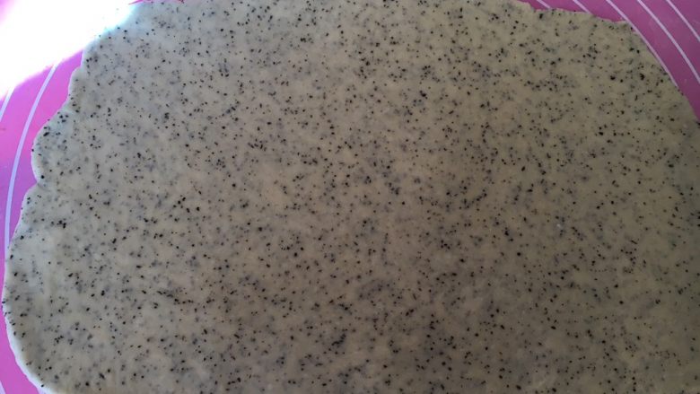 奶酪系列之:杏仁红茶奶酪卷,取一个面团擀成长方形