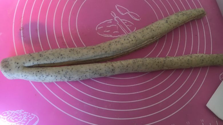 奶酪系列之:杏仁红茶奶酪卷,居中切一刀,一端不要切断