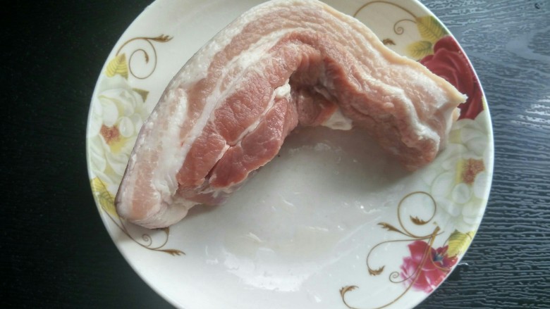 电饭锅 一锅卤,<a style='color:red;display:inline-block;' href='/shicai/ 428'>五花肉</a>洗净。